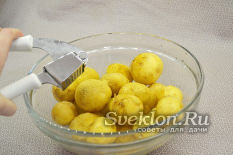 добавить к картофелю чеснок, соль и перец